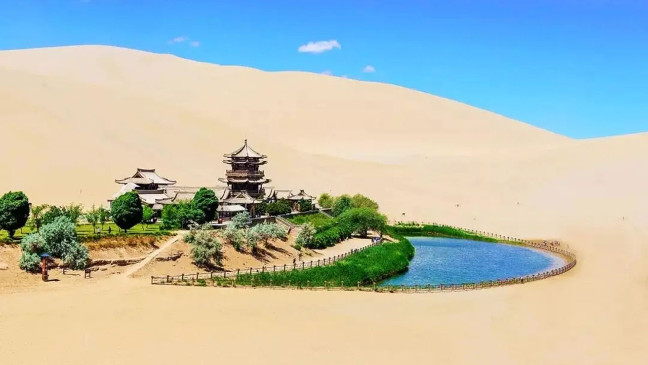 月牙泉风景名胜区.jpg
